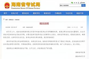 还在抗议！半场结束穆斯卡特还在向四官抗议特谢拉肘击